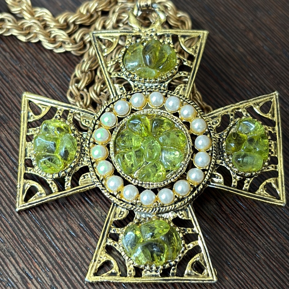 🔥HP🔥VTG Statement  Maltese Cross Pendant with Necklace, gold/ green